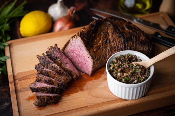 steak tri pointe grillé avec sauce chimichurri - chimichurri horizontal beef steak photos et images de collection