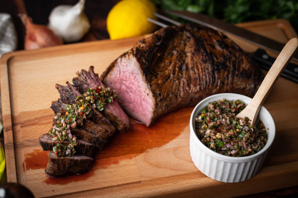gegrilltes tri-tip-steak mit chimichurri-sauce - chimichurri horizontal beef steak stock-fotos und bilder