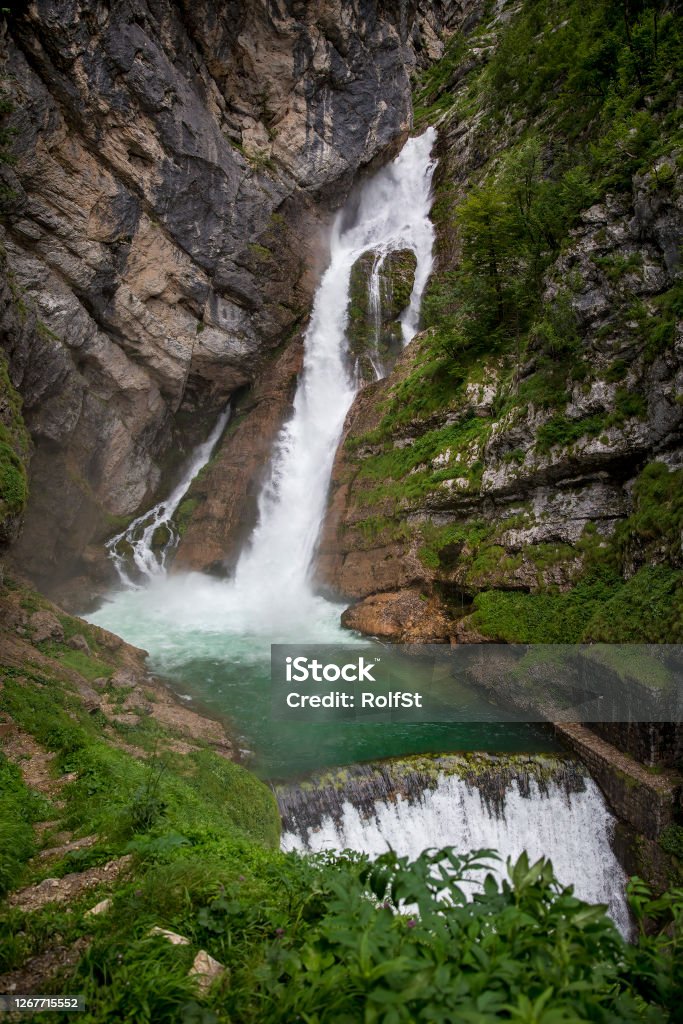 A lenyűgöző Savica vízesés, a Sava Bohinjka folyó forrása, a szlovéniai Triglav Nemzeti Parkban - Jogdíjmentes Bohinj témájú stock fotó
