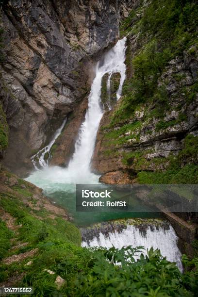 A Lenyűgöző Savica Vízesés A Sava Bohinjka Folyó Forrása A Szlovéniai Triglav Nemzeti Parkban témájú stock fotó – Kép letöltése most