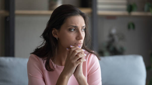 femme arabe anxieuse se sentent la pensée malheureuse à la maison - distraught photos et images de collection