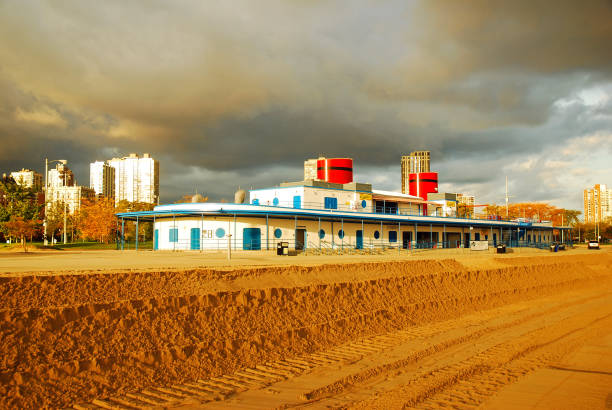 pavillon à north avenue beach, chicago - north avenue beach photos et images de collection