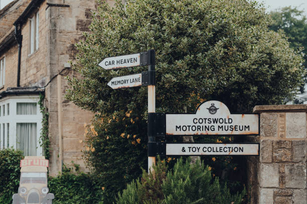 wegweiser zum cotswold motoring museum in bourton-on-the-water, cotswolds, uk. - motoring stock-fotos und bilder