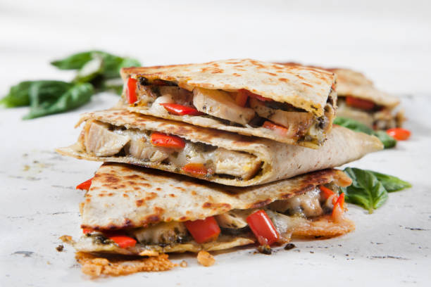 고추와 모짜렐라를 곁들인 구운 닭고기와 페스토 케사딜라 - quesadilla chicken mexican cuisine cheese 뉴스 사진 이미지