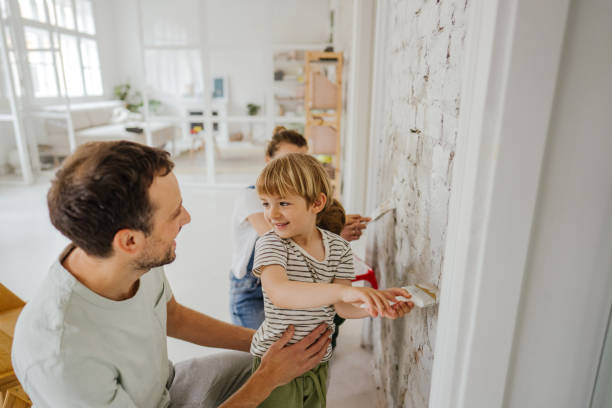 petit peintre - home improvement home interior painting family photos et images de collection