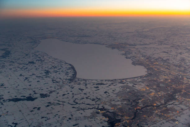 vista aérea de appleton y el lago winnebago wisconsin - winnebago fotografías e imágenes de stock