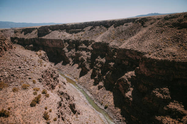 мост ущелья рио-гранде в нью-мексико. фантастический панорамный вид на глубокое горное ущелье и горную реку на дне каньона - rio grande new mexico river valley стоковые фото и изображения