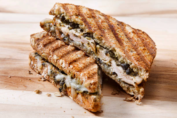 pollo alla griglia e pesto panini - sandwich salad chicken chicken salad foto e immagini stock