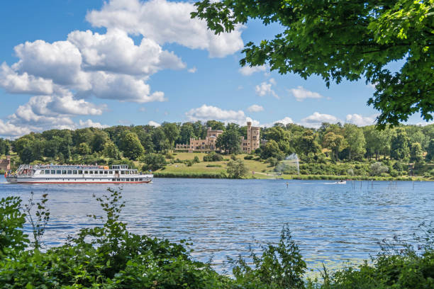 tiefe lake, babelsberg palace et le bateau touristique à potsdam, allemagne - babelsberg photos et images de collection