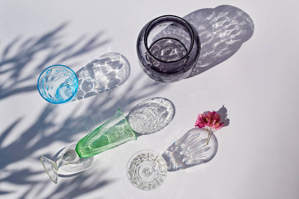ガラスの影 - carafe decanter glass wine ストックフォトと画像