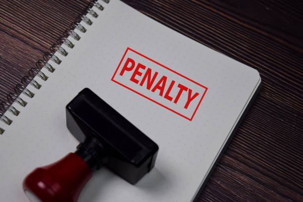 красная ручка резиновый штамп и penalty текст изолированы на белом фоне. - punishment стоковые фото и изображения