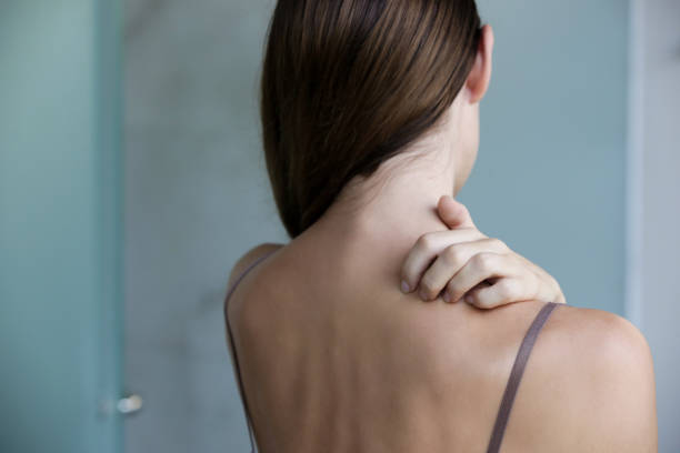 vista de cerca de la mujer rascándose el cuello. - touching neck fotografías e imágenes de stock