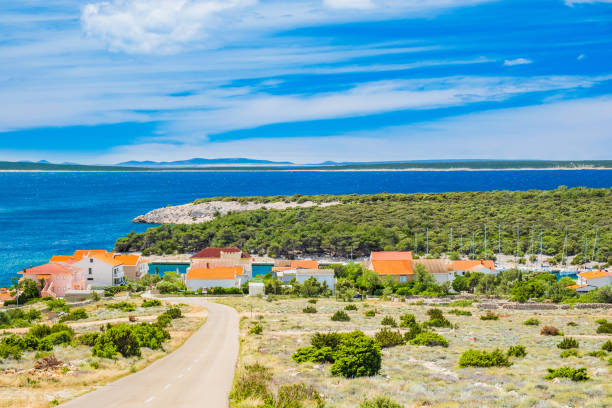 wybrzeże adriatyku w chorwacji, wioska simuni na wyspie pag - marina lake nautical vessel water zdjęcia i obrazy z banku zdjęć