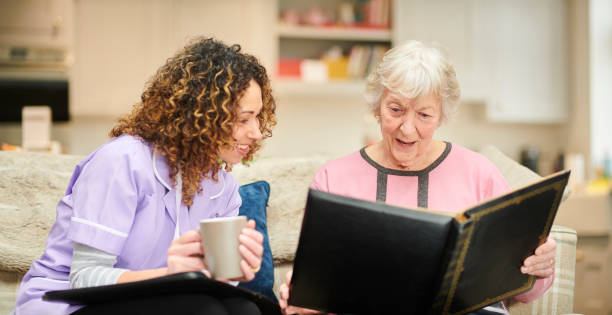 gedächtnispflege - community outreach home caregiver care cheerful stock-fotos und bilder