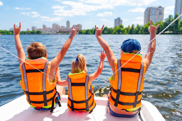 패들 보트에서 여름을 즐기는 어린이 - life jacket family sailing lake 뉴스 사진 이미지