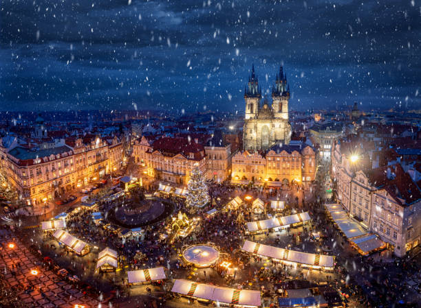 전통적인 크리스마스 시장과 눈이 있는 체코 프라하의 구시가지 광장 의 전경 - prague czech republic church skyline 뉴스 사진 이미지