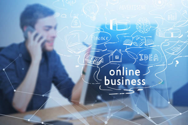 کارآفرین موفق در حال مدیریت کسب و کار آنلاین خود در سال ۲۰۲۵