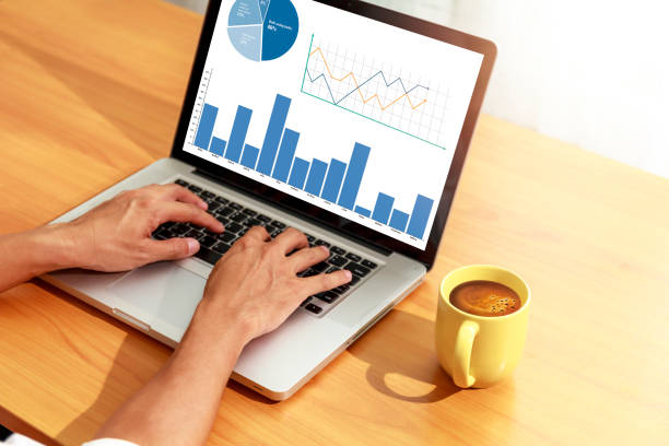 ラップトップ画面上の統計を分析するビジネスマン, ハンズマンは、金融グラフを使用してラップトップを使用オンラインチャート, ビジネスと財務の概念, コピーsapceと - copy sapce ストックフォトと画像