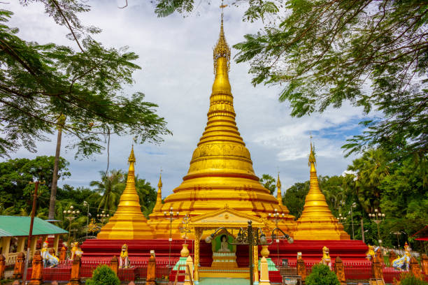 ミャンマー・ダウェイの仏教寺院 - gold pagoda temple myanmar ストックフォトと画像