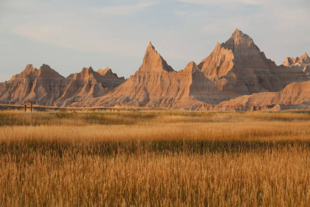 закат в бадлендсе, южная дакота - badlands prairie landscape badlands national park стоковые фото и изображения