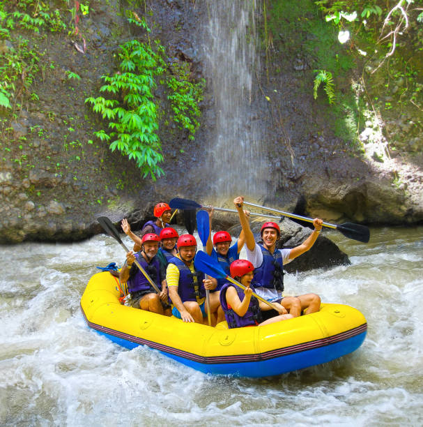 rafting dans le canyon sur la rivière de montagne de balis - rafting on a mountain river photos et images de collection