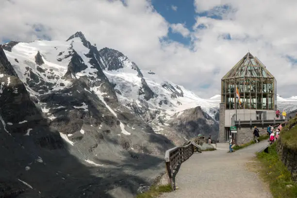 View of the Grossglockner as seen from the Grossglockner Hochalpstrasse at the Kaiser-Franz-Josefs-Höhe.
The Grossglockner is Austria’s highest mountain and centrepiece of the High Tauern National Park. The “black mountain” rises 3,798 m above a sea of three hundred 3,000 m peaks surrounding it.