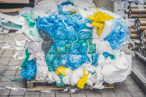 recycler la pile en plastique à la ligne de convoyeur . l’industrie du recyclage du plastique récupère la ferraille ou les déchets plastiques de la corbeille aux produits utiles. - packaging recycling bottle plastic photos et images de collection