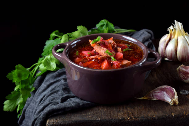 soupe de borscht avec la viande dans une petite casserole - food heat serving size casserole photos et images de collection