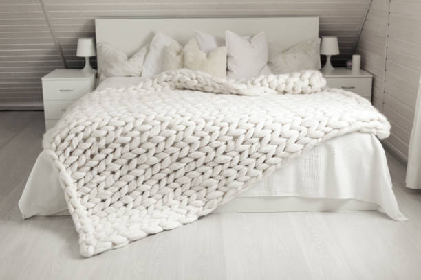 interno della camera da letto nordica bianca con plaid in maglia - bedroom accessories foto e immagini stock
