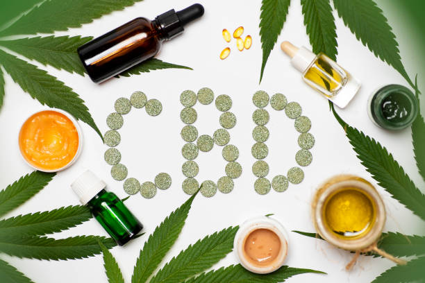 note cbd faite des pillules de comprimé médical infusées avec l’huile de cannabis et la marijuana - pill medicine laboratory narcotic photos et images de collection