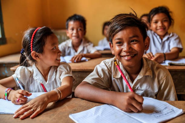 kambodżańskiej dzieci w szkole podczas zajęć, tonle sap, kambodża - workbook education school uniform child zdjęcia i obrazy z banku zdjęć