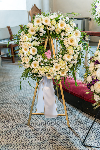 Simpatía guirnalda en un funeral en una iglesia photo