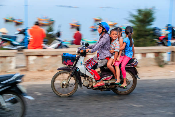 mãe vietnamita com filhos andando de moto, vietnã do sul - blurred motion clothing mother offspring - fotografias e filmes do acervo