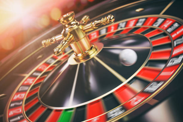 la ruleta del casino en movimiento con bola móvil. 3 - roulette wheel fotografías e imágenes de stock