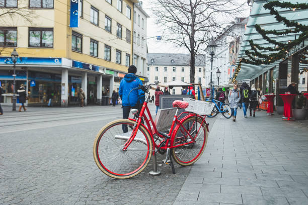 ドイツ・ヴュルツブルクの路上で自転車に鍵をかけ - bicycle rack bicycle parking community ストックフォトと画像