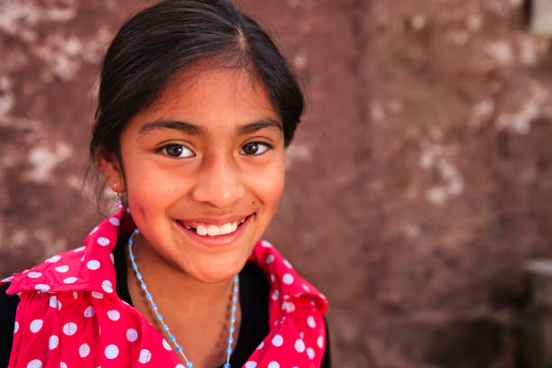 portret piękna peruwiańskiej dziewczyny w pisac, święta dolina - calca zdjęcia i obrazy z banku zdjęć