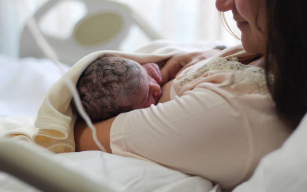 nowo narodzone dziecko z matką, karmienie piersią - male nurse nurse hospital ward hospital zdjęcia i obrazy z banku zdjęć