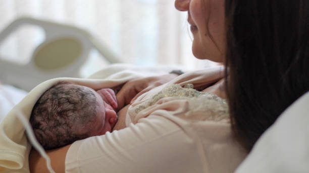 bebé recién nacido con madre, amamantando - simplicity purity joy new life fotografías e imágenes de stock