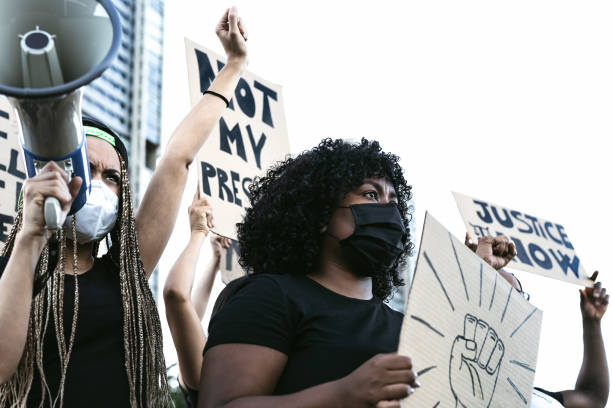 movimento attivista che protesta contro il razzismo e lotta per l'uguaglianza - anti racism foto e immagini stock