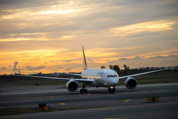 a latam plane getting ready to depart from jfk airport during a sunrise. - depart imagens e fotografias de stock