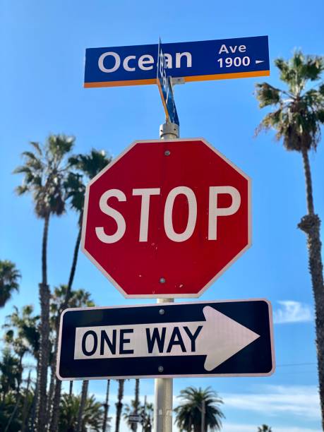 placas de trânsito em santa monica, califórnia - one way stop stop sign street - fotografias e filmes do acervo