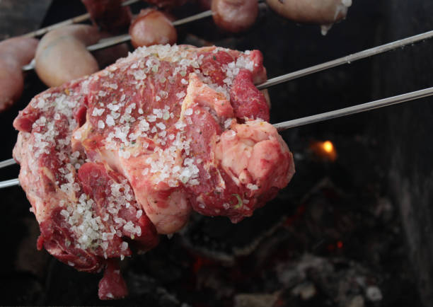 asado barbacoa de carbón, carne de res, salchicha - salt sausage fire flame fotografías e imágenes de stock