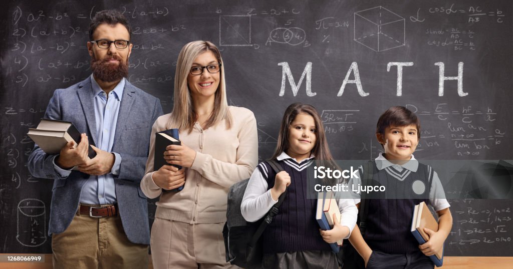 Guru Matematika Pria Dan Wanita Dengan Siswi Dan Scholboy Di Depan