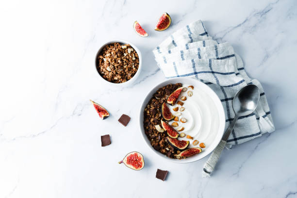 grekisk yoghurt choklad mandel nötter havregryn granola med fikon i en skål - yoghurt chocolate bowl bildbanksfoton och bilder