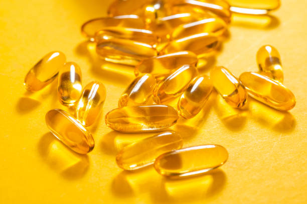 primo-up su un mucchio di capsule gialle omega-3 - gel capsules foto e immagini stock