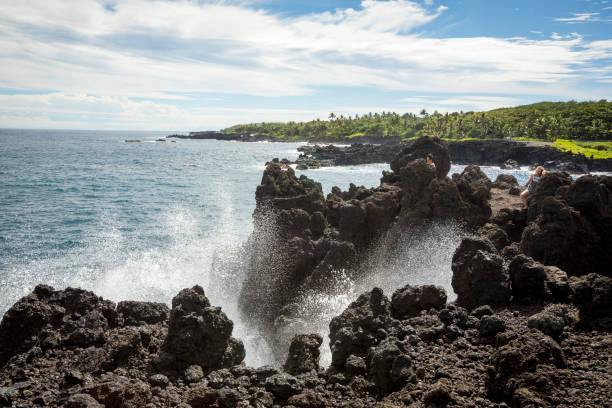 пляж с черным песком в государственном парке вайанапанапа. - black sand beach hawaii islands maui стоковые фото и изображения