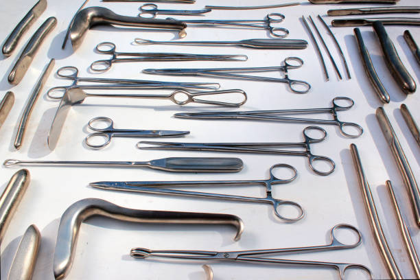 antiguo metal obstétrico, ginecológico y urológicosdeste instrumentos obstétricos, ginecológicos y urológicos metálicos - espéculo fotografías e imágenes de stock