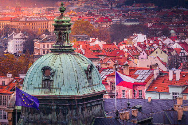 über prag panorama mit euro und tschechischer flagge bei sonnenuntergang – tschechische republik - tschechische flagge stock-fotos und bilder