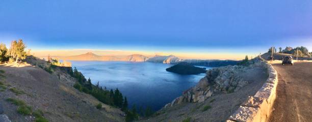 kratersee bei sonnenuntergang - panorama - mountain mountain peak oregon on top of stock-fotos und bilder