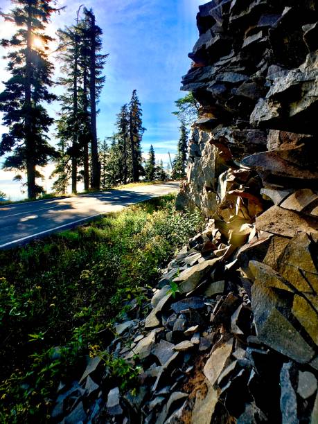 sonnenstrahlen auf einer zerklüfteten kalksteinklippe - mountain mountain peak oregon on top of stock-fotos und bilder